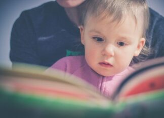Od kiedy warto zacząć czytać dziecku bajki?