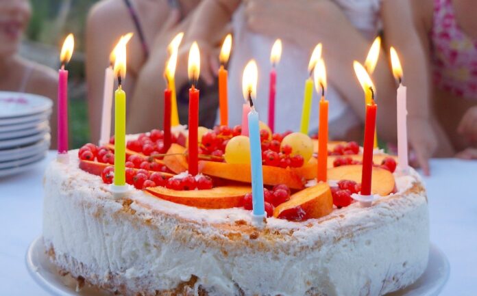 jakie swieczki na tort urodzinowy